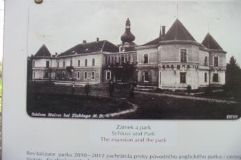 Originální vzhled zámku. Dnešní zachovaná část s okny je ta část kolem balkonu v budově vlevo. (© D Dohňanský, 04/2016)