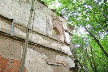Zříceniny zámku ( © Roman Řezáč 07/2005)