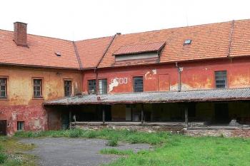 Roh severního (vlevo) a centrálního (vpravo) křídla zámku ( © Petr Turyna 08/2006)