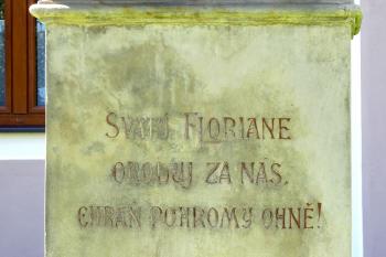 Socha sv. Floriána v Dolním Újezdu u Litomyšle. (© Pavel Vítek  09/2025)