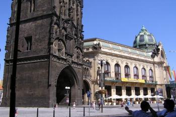 Pohled na Prašnou bránu a Obecní dům, jenž byl částečně postaven na ploše zbořeného Královského dvora ( © Jan P. Štěpánek 07/2007)