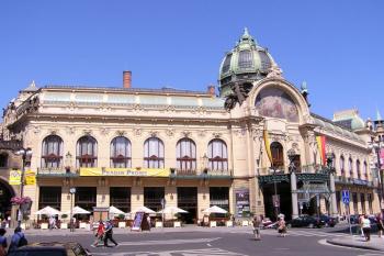 Obecní dům, který byl postaven na větší části plochy zbořeného Králova dvora ( © Jan P. Štěpánek 07/2007)