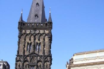 Prašná brána, která byla součástí staroměstských hradeb a těsně přiléhala ke zbořenému Královu dvoru (vpravo) ( © Jan P. Štěpánek 07/2007)