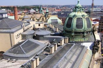 Pohled z Prašné brány na střechy domů, které stojí na místě zbořeného Králova dvora ( © Jan P. Štěpánek 07/2007)