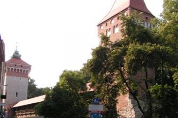 Provaznická bašta a Floriánská brána v pozadí ( © Petr Turyna 07/2004)