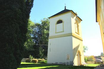 Zvonice u kostela sv. Jakuba Většího v Nových Hradech. (© Pavel Vítek 09/2025)