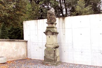 Sousoší Nejsvětější Trojice v Litomyšli u městského hřbitova. (© Pavel Vítek  09/2025)