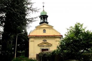 Kaple Panny Marie v Okrouhlé, obci nedaleko Nového Boru. (© Pavel Vítek  10/2025)