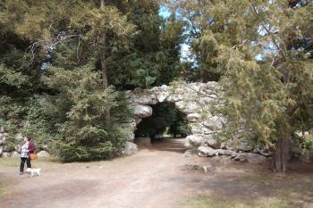 kamenná brána (© Jaroslav Špiroch  05/2025)