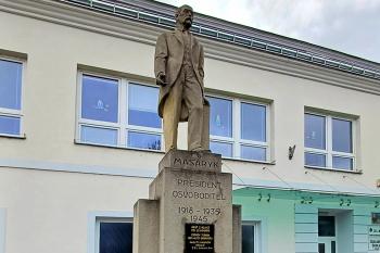 Pomník T. G. Masaryka v Dubu nad Moravou v okrese Olomouc. (© Pavel Vítek  09/2025)