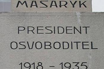 Pomník T. G. Masaryka v Dubu nad Moravou v okrese Olomouc. (© Pavel Vítek  09/2025)
