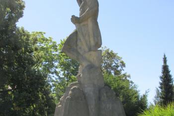 Socha sedláka v Dolním Újezdu u Litomyšla. (© Pavel Vítek  10/2025)