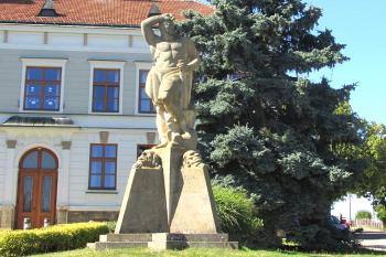 Socha sedláka v Dolním Újezdu u Litomyšla. (© Pavel Vítek  09/2025)
