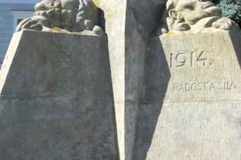 Socha sedláka v Dolním Újezdu u Litomyšla. (© Pavel Vítek  09/2025)