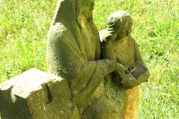 Sousoší sv. Anny u kostela v Nových Hradech v okrese Ústí nad Orlicí. (© Pavel Vítek  09/2025)
