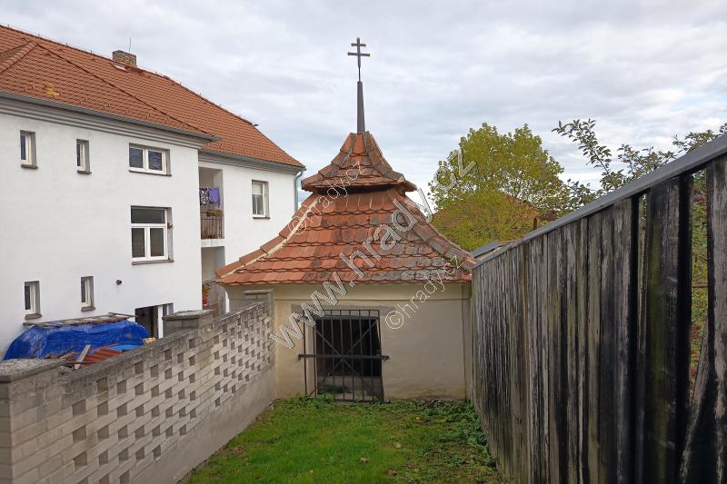 kaple Panny Marie Pomocné se studánkou (tzv. Skočický pramen) kaple Panny Marie Pomocné se studánkou (tzv. Skočický pramen)
