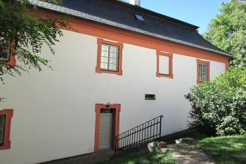 Fara u kostela sv. Jakuba Většího v Nových Hradech. (© Pavel Vítek  09/2025)