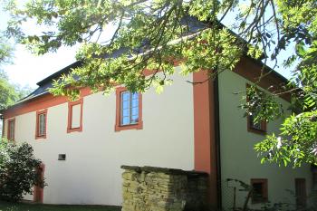 Fara u kostela sv. Jakuba Většího v Nových Hradech. (© Pavel Vítek  09/2025)
