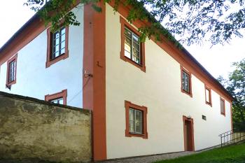 Fara u kostela sv. Jakuba Většího v Nových Hradech. (© Pavel Vítek  09/2025)