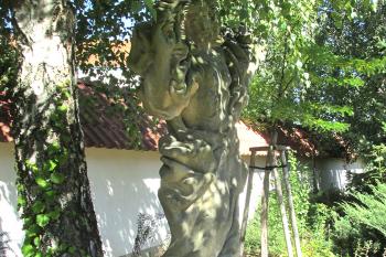 Socha Krista na hřbitově v Dolním Újezdu u Litomyšle. (© Pavel Vítek  09/2025)