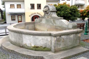 Kašna na náměstí v Kamenickém Šenově v okrese Česká Lípa. (© Pavel Vítek  10/2025)