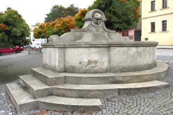 Kašna na náměstí v Kamenickém Šenově v okrese Česká Lípa. (© Pavel Vítek  10/2025)