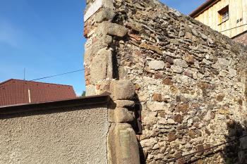 ostění vnější zaniklé jižní branky (© Jaroslav Špiroch  10/2025)