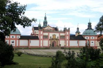 Hlavní průčelí areálu z Kalvárie ( © Pavel Vítek 08/2006)