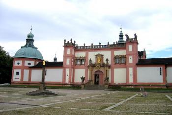 Hlavní průčelí - Pražská brána ( © Pavel Vítek 08/2006)