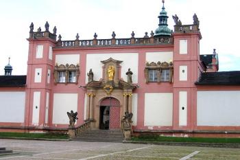 Hlavní průčelí - Pražská brána ( © Pavel Vítek 08/2006)