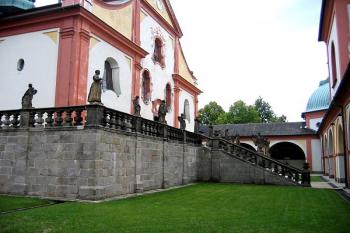 Hlavní vchod do baziliky ( © Pavel Vítek 08/2006)