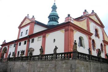 Bazilika od severozápadu ( © Pavel Vítek 08/2006)