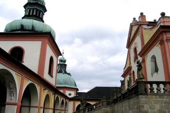Hlavní vchod do baziliky a ambit na západní straně ( © Pavel Vítek 08/2006)