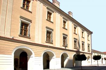 Fara u kostela Očišťování Panny Marie v Dubu nad Moravou. (© Pavel Vítek  09/2025)