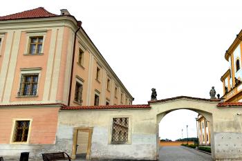 Fara u kostela Očišťování Panny Marie v Dubu nad Moravou. (© Pavel Vítek  09/2025)