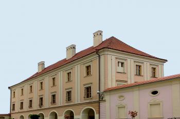 Fara u kostela Očišťování Panny Marie v Dubu nad Moravou. (© Pavel Vítek  09/2025)