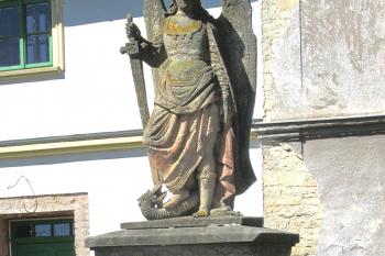 Socha Archanděla Michaela v Dolním Újezdu u Litomyšle. (© Pavel Vítek  09/2025)