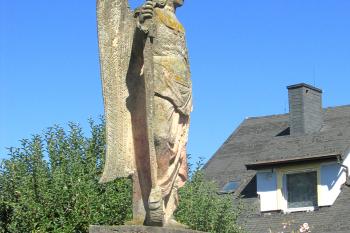 Socha Archanděla Michaela v Dolním Újezdu u Litomyšle. (© Pavel Vítek  09/2025)