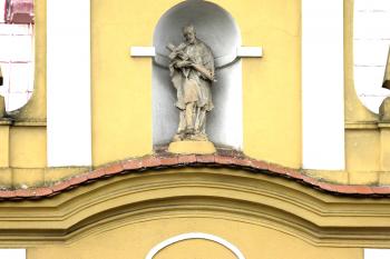 Socha sv. Jana Nepomuckého ve výklenku domu v Litomyšli. (© Pavel Vítek  09/2025)