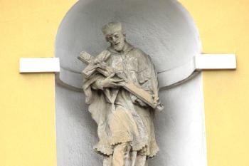 Socha sv. Jana Nepomuckého ve výklenku domu v Litomyšli. (© Pavel Vítek  09/2025)