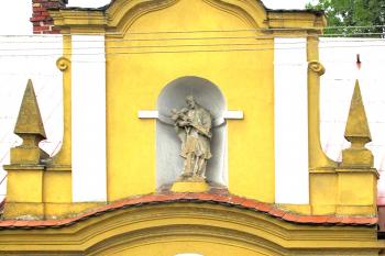 Socha sv. Jana Nepomuckého ve výklenku domu v Litomyšli. (© Pavel Vítek  09/2025)