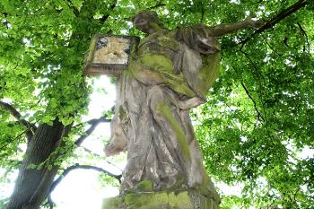 Socha anděla v Nenakonicích, místní části Věrovan, v okrese Olomouc. (© Pavel Vítek  09/2025)