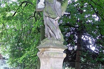 Socha anděla v Nenakonicích, místní části Věrovan, v okrese Olomouc. (© Pavel Vítek  09/2025)