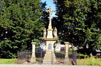 Sousoší ukřižování v Blatci proti kostelu, v okrese Olomouc. (© Pavel Vítek  09/2025)