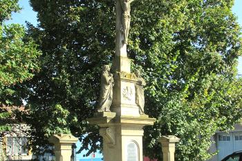 Sousoší ukřižování v Blatci proti kostelu, v okrese Olomouc. (© Pavel Vítek  09/2025)