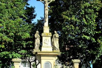 Sousoší ukřižování v Blatci proti kostelu, v okrese Olomouc. (© Pavel Vítek  09/2025)