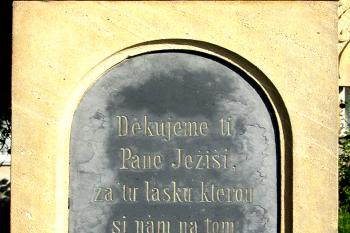 Sousoší ukřižování v Blatci proti kostelu, v okrese Olomouc. (© Pavel Vítek  09/2025)