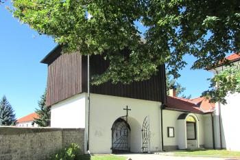 Zvonice v Dolním Újezdu u Litomyšle. (© Pavel Vítek  09/2025)