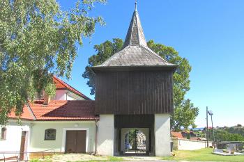 Zvonice v Dolním Újezdu u Litomyšle. (© Pavel Vítek  09/2025)