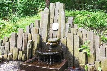 Kašna žába v Kamenickém Šenově, v severní části města. (© Pavel Vítek  10/2025)